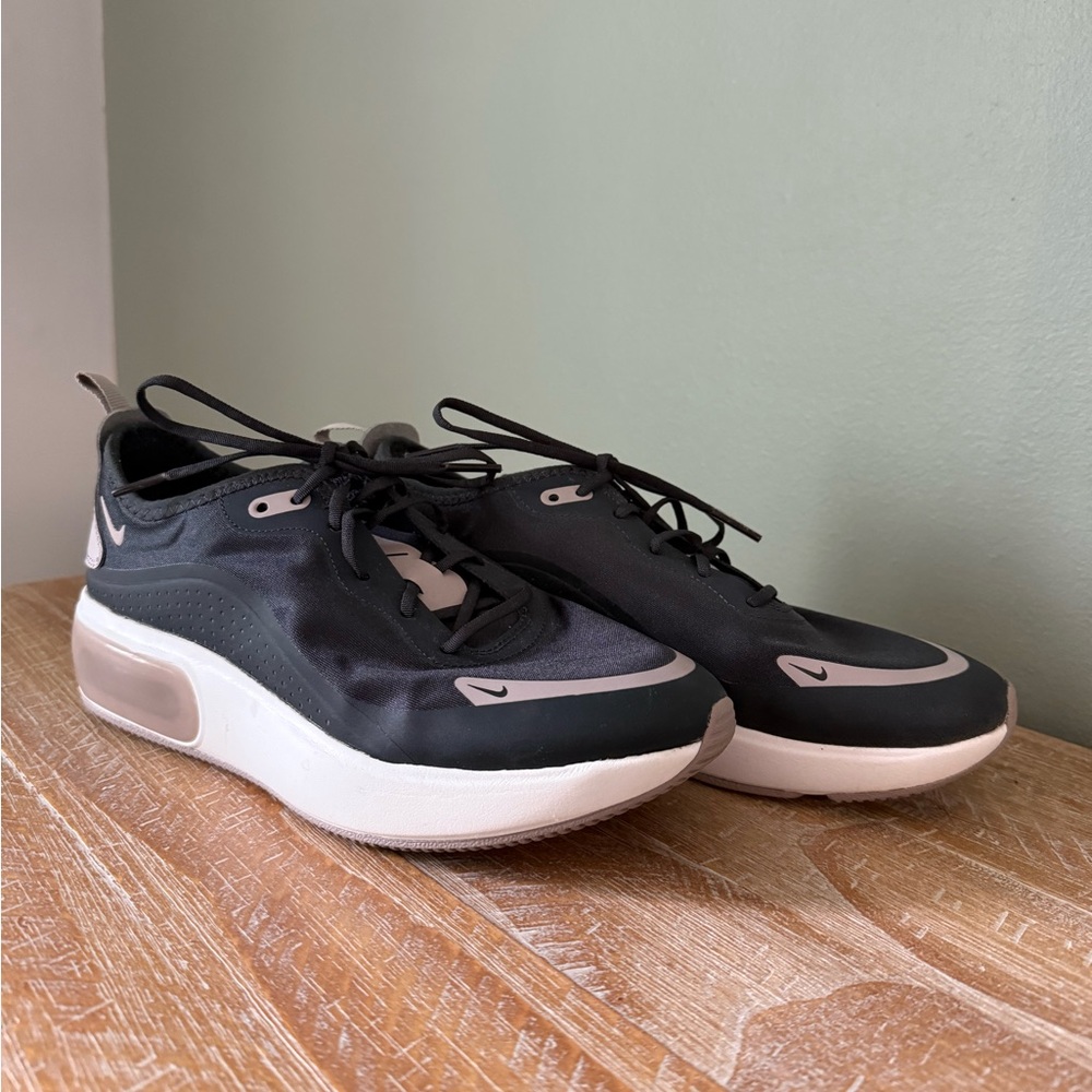 Women's Nike Air Max Dia
Sneakers AQ4312-005 Sz 7.5
